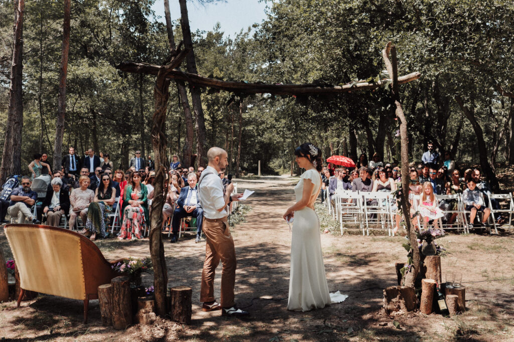 Spanish wedding ceremony among trees at El Dalmau