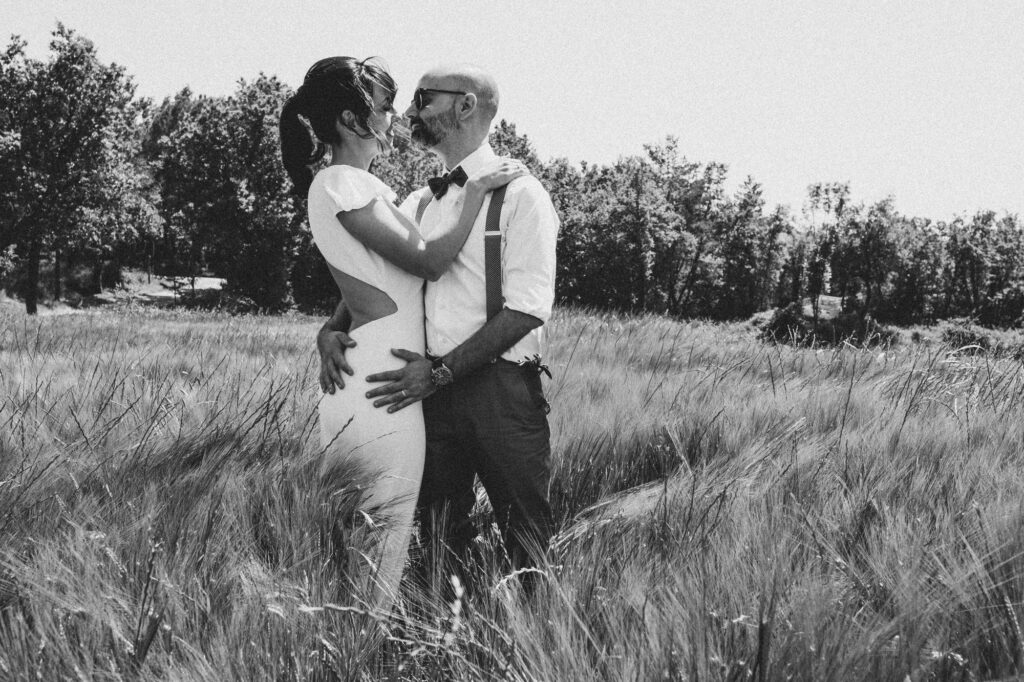 Black and white portrait of the bride and groom during her El Dalmau wedding